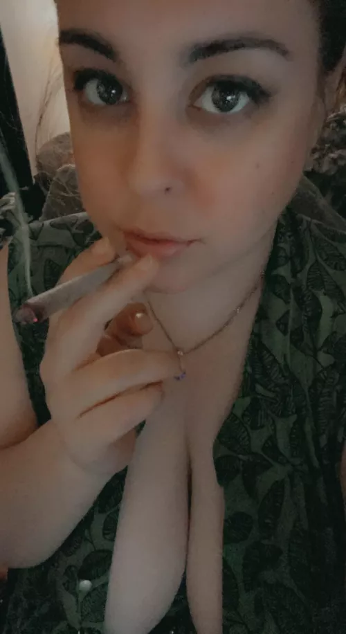 Need a smoking buddy tonight! Xo