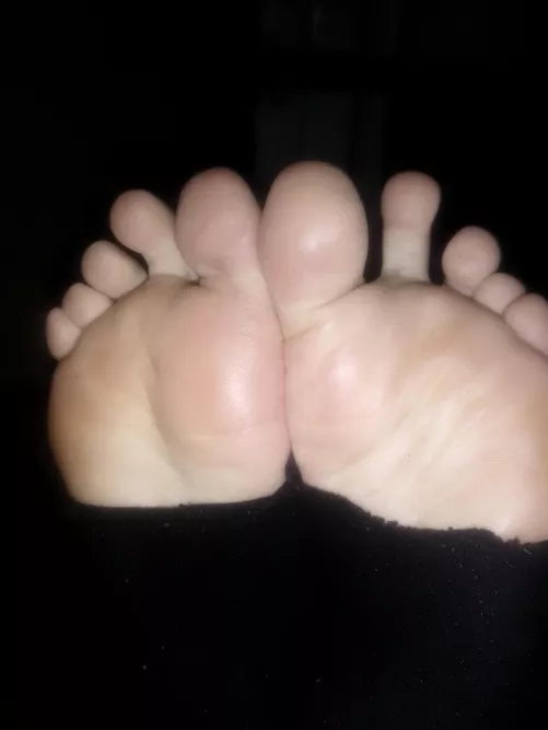 Need my toes sucked and my soft soles worshipped 😈