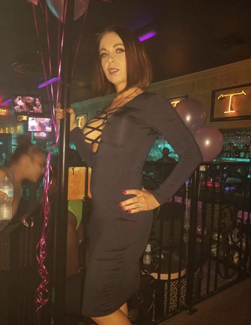Need somebody to tribute my mom, got 2 nudes and a creepshot