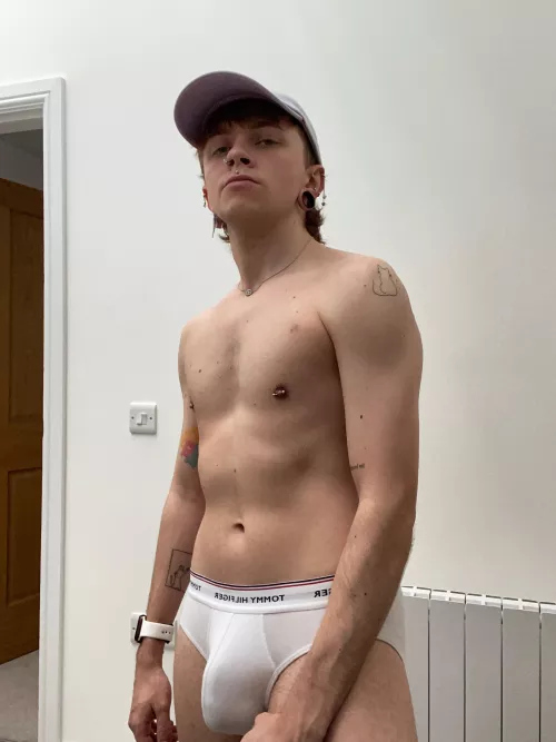 New Tommy briefs give a good bulge 😍