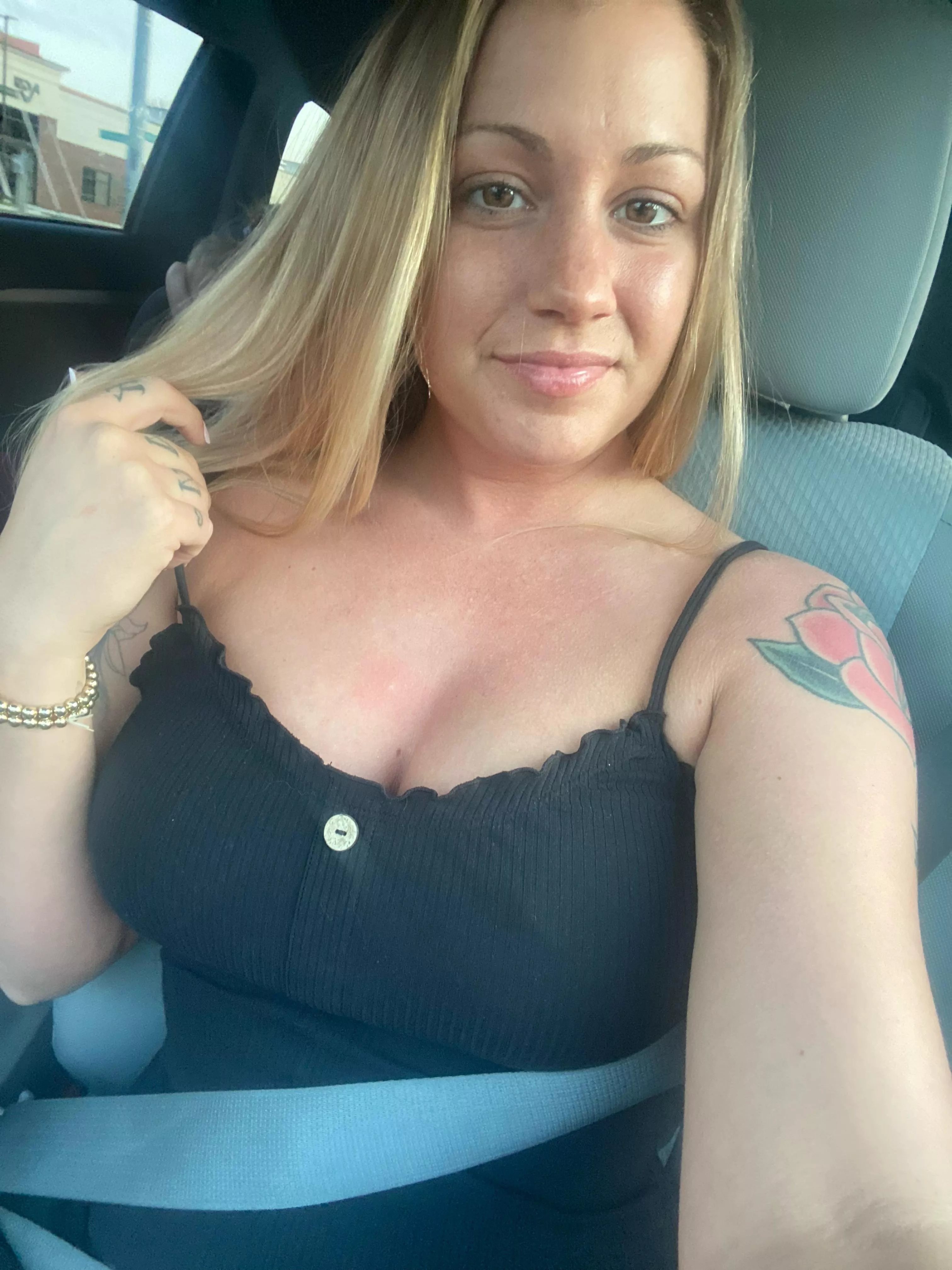 No bra here 🤪