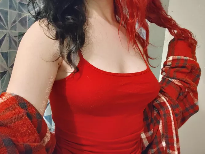 No bra, no problem 😋