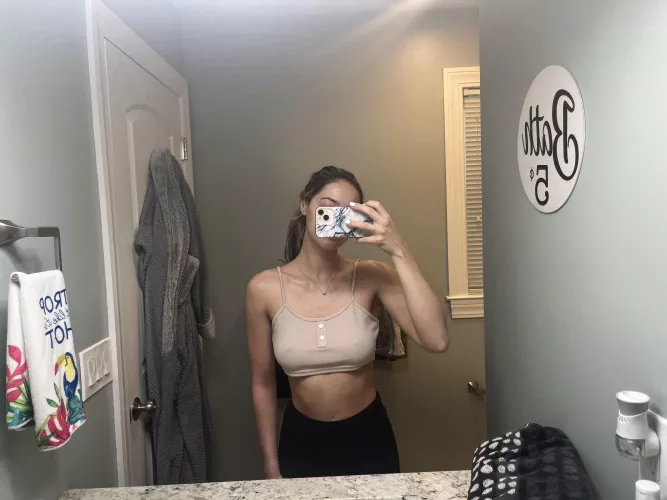 No bra today😘