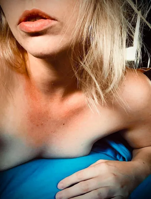 No makeup, messy hair. Kissable lips?