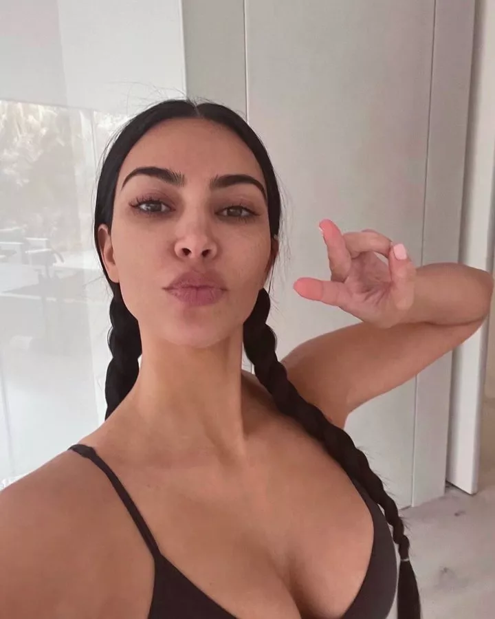 No makeup selfie. So hot 🔥.