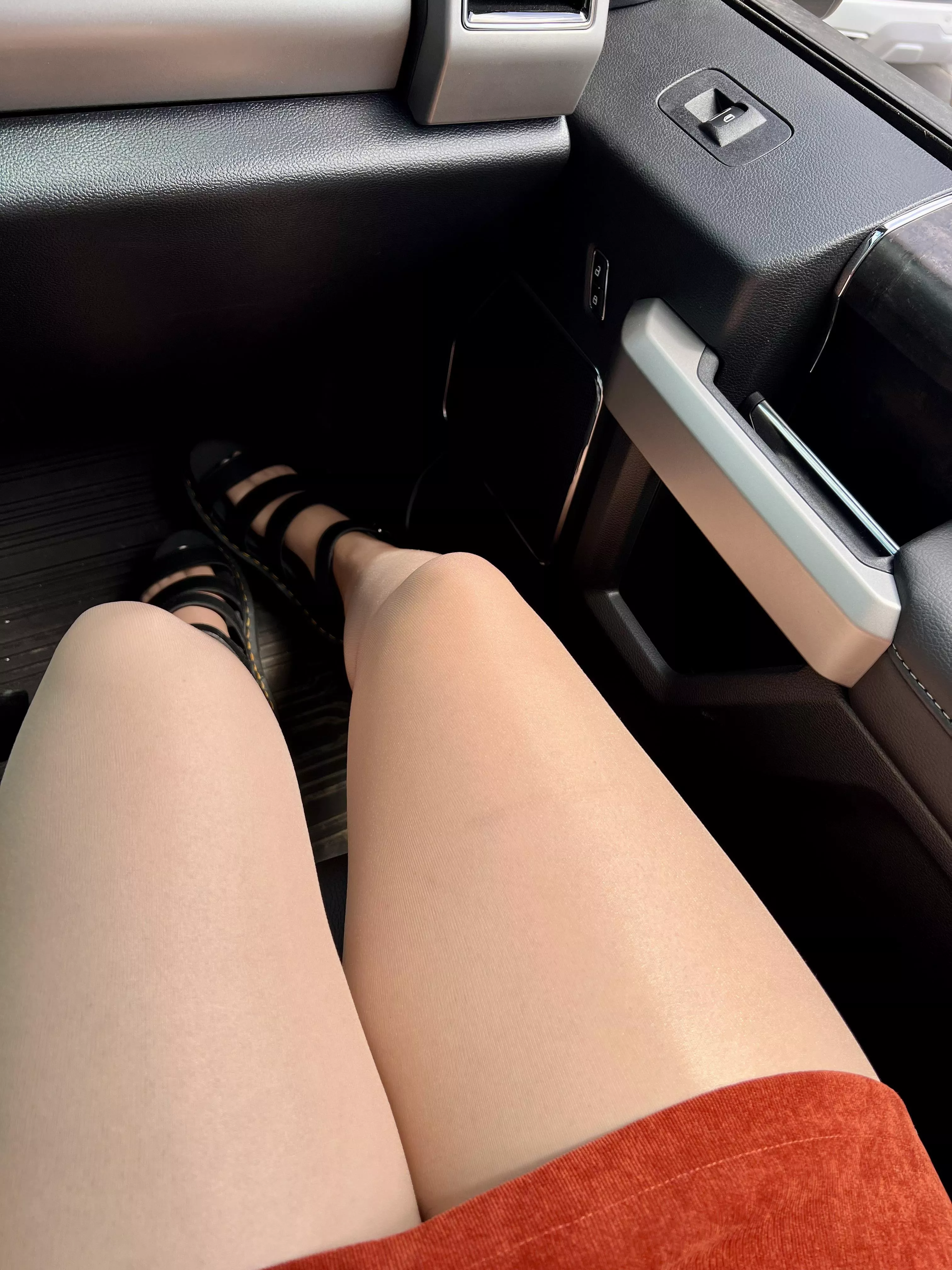 Nude hose and thick thighs. 😏