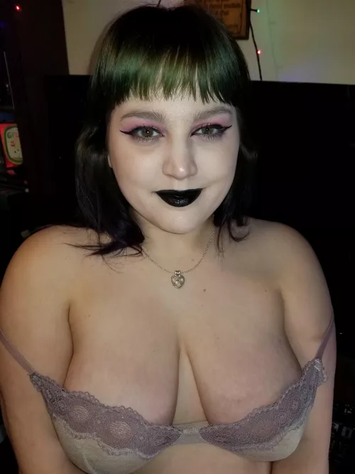 [OC] my delicious [F]26 wife's perfect naturals trying to escape her work bra just after getting home. Hope you enjoy!