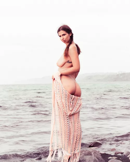 On The Shoreline [F] 6'1