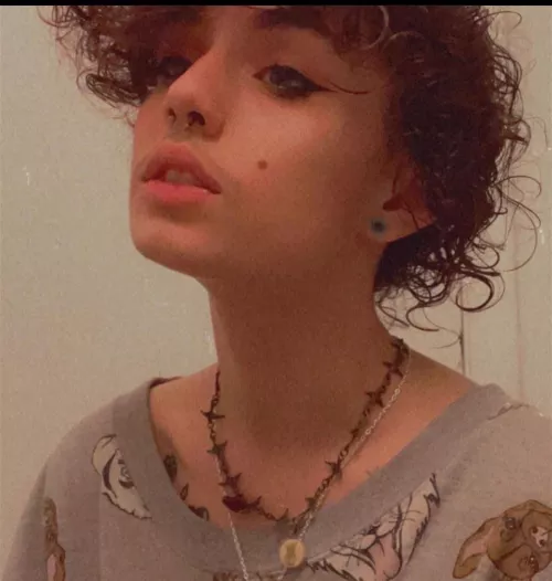 one of my favorite photos of me. i feel like i exhibit so much androgyny here 😭 (they/them/it/its)