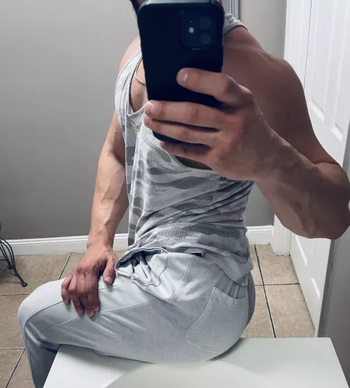 One of my girl friends told me guys aren’t allowed to do this pose. Thinking she’s jelly.