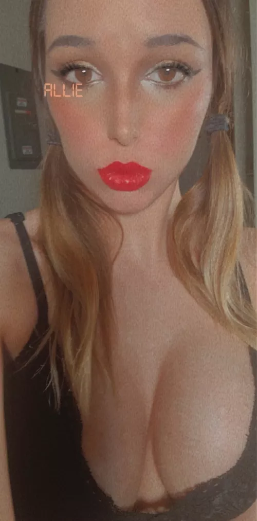 online now < https://chaturbate.com/xallikatx/ > link below!