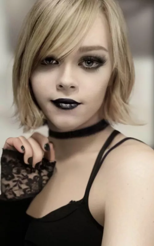 Oops I did it again. I used makeup to make my self look cute☺️🖤 (photo from a few months ago)