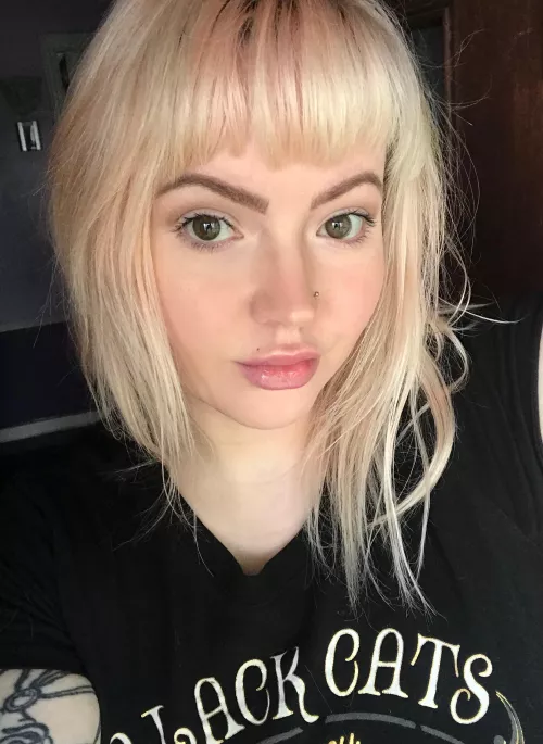 Opinions on my lips. Are they big enough or should I try to go bigger? Or are they too big? Also — anything else I should tweak? Procedures are out of the question for a couple months so I have time to daydream and plan! 💋