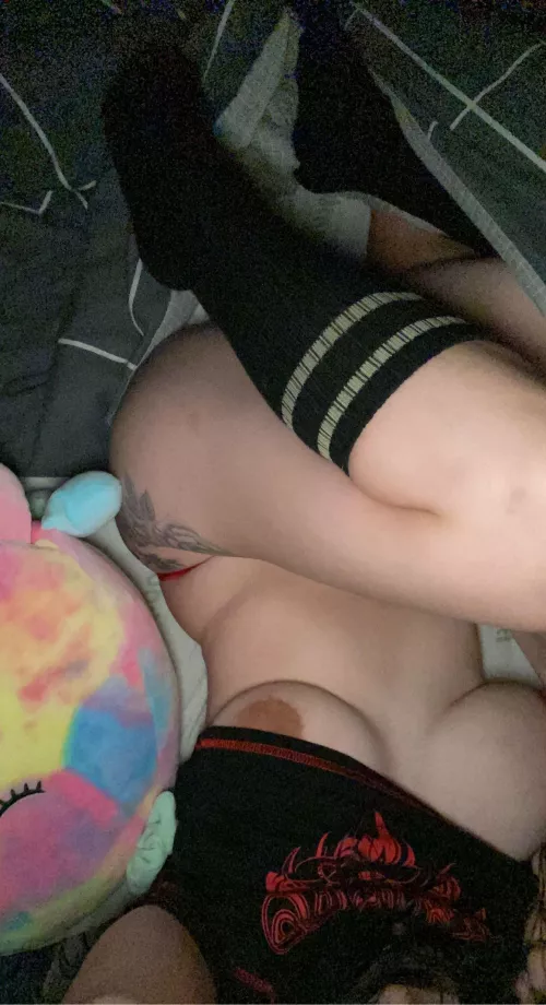 Pale skin is one of my insecurities thanks to the dumb things boys said growing up. Thank you strangers [f]or making me feel loved ♥️