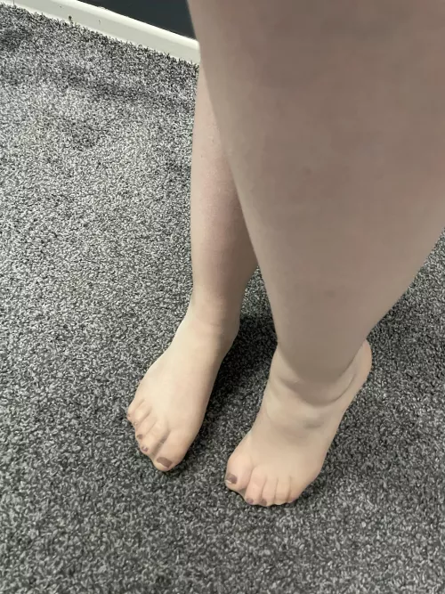 Pantyhosed feet 👣