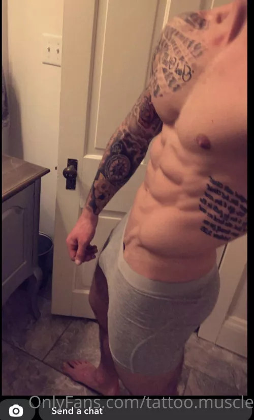 Personal trainer 💪🏻 in the Midwest. Not much of a NSFW photo but liked how my abs looked. 😏🔥 What do you think?