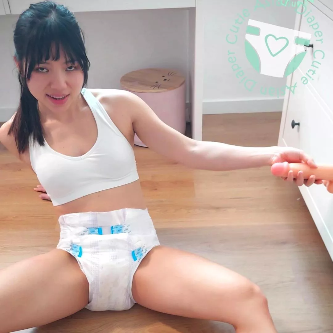 playing with some toys in a full diapee makes me feel so naughty 😏💞