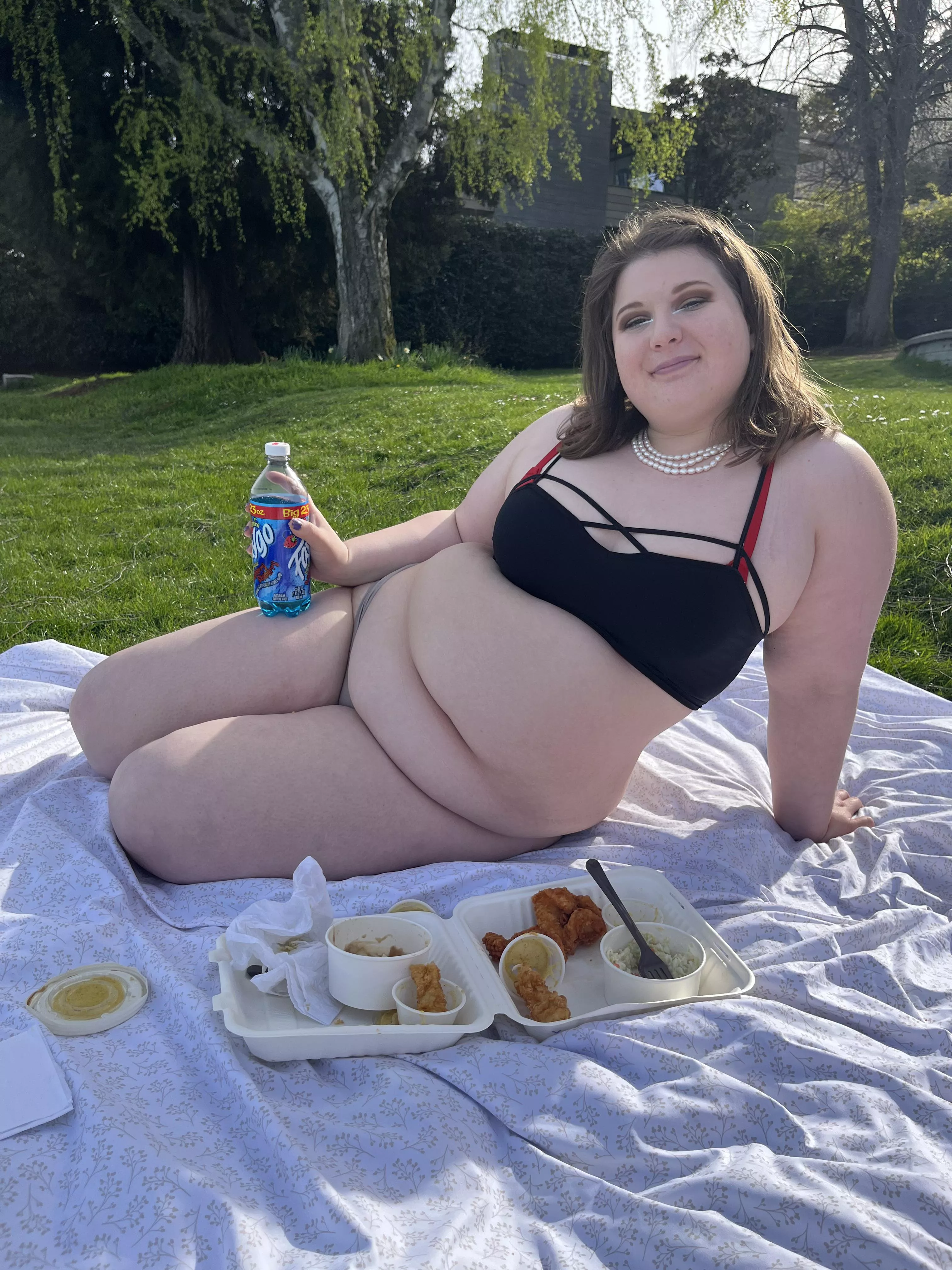 please DM me if you are a video editor & are interested in volunteering your time in helping with editing my Curvage/OF clips 🙂 please DM me if you are a video editor & are interested in volunteering your time in helping with editing my Curvage/OF clips 🙂