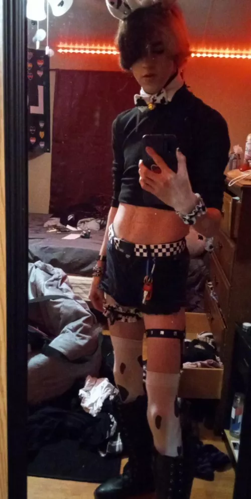 please ignore the mess i call a room 😖 but anyways here's the fit