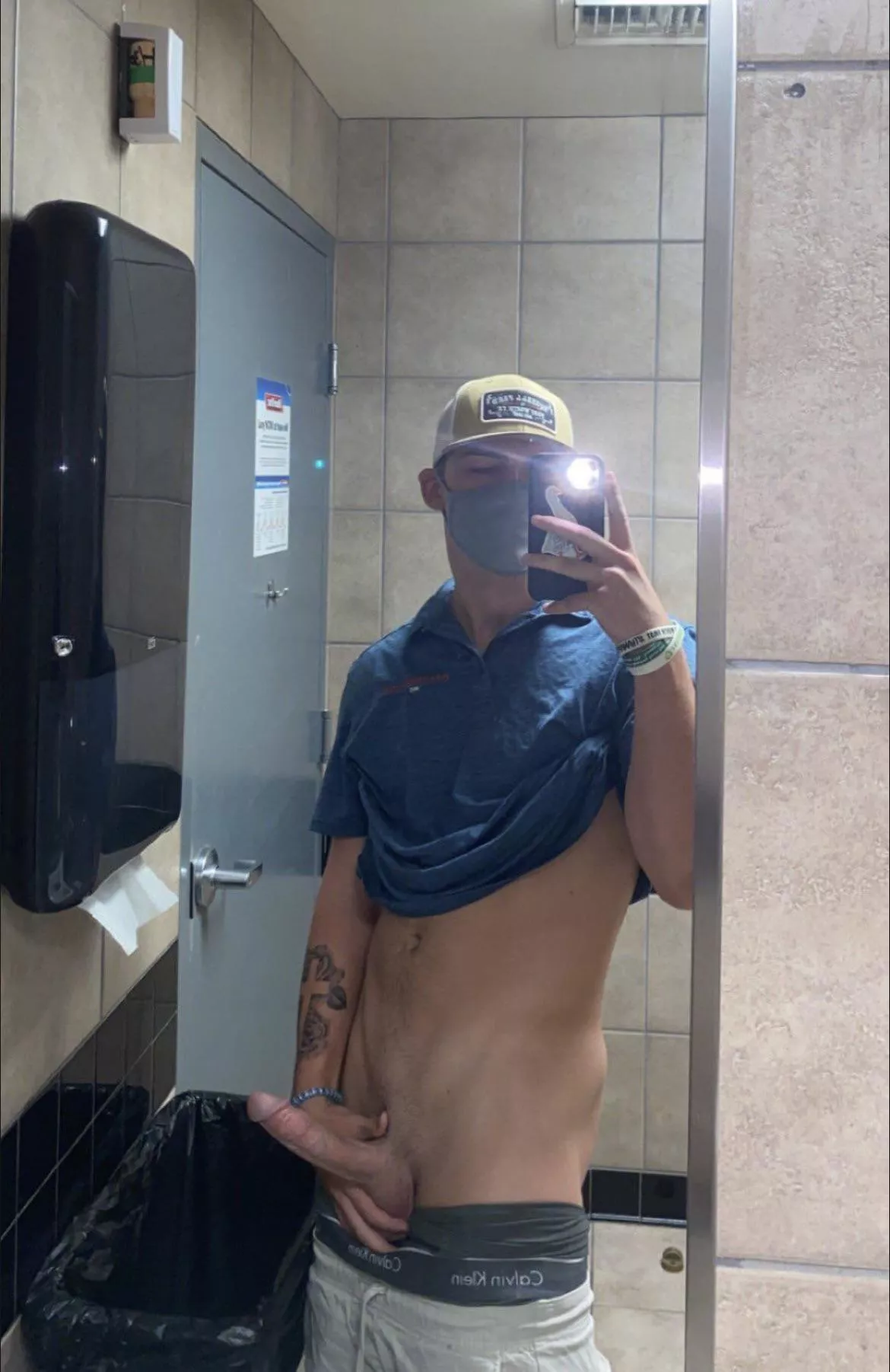 Please only up if you’d walk in this bathroom and suck me off 💦