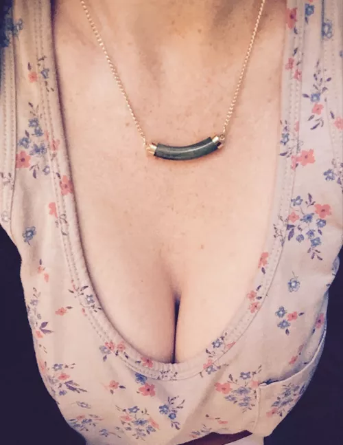Plunging neckline (34)