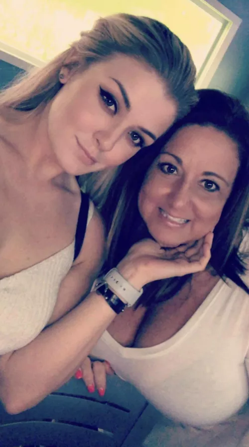 Pretty face vs big tits. 🤔