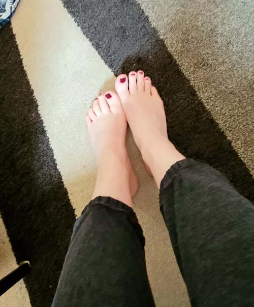 Pretty pale feet 😍
