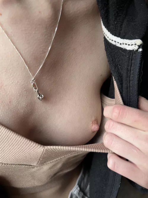 🤫 Psss, ill show you something, you can play with my nipples if we do not tell my hubby about it👀