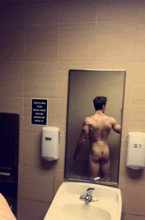 Public bathroom booty🤪