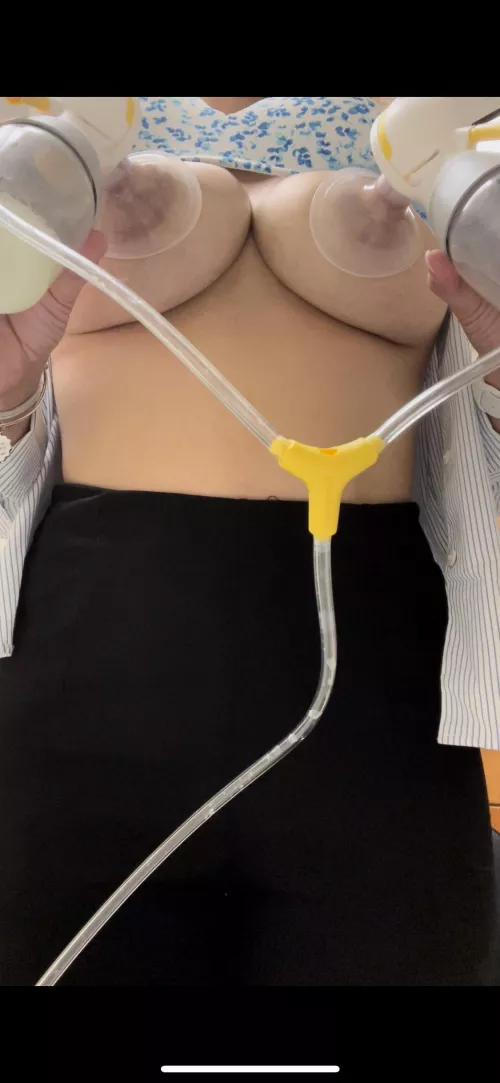 Pumping in my button down at work 🍒💦🥛