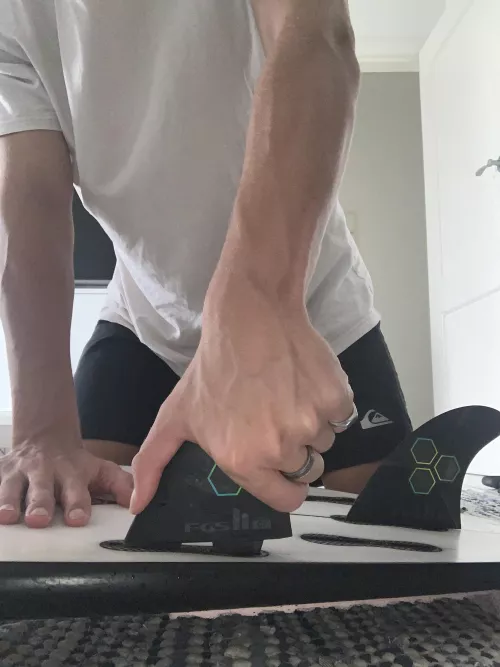 Putting new fins in my board ✌🏽