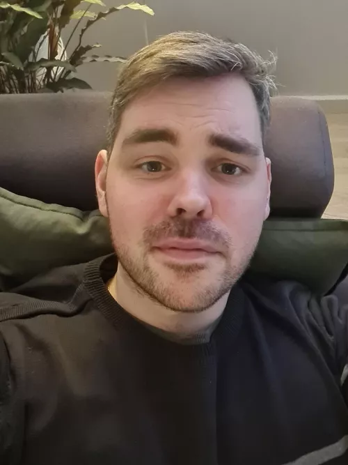 Quiet friday evening alone, thinking about what to game 🙂