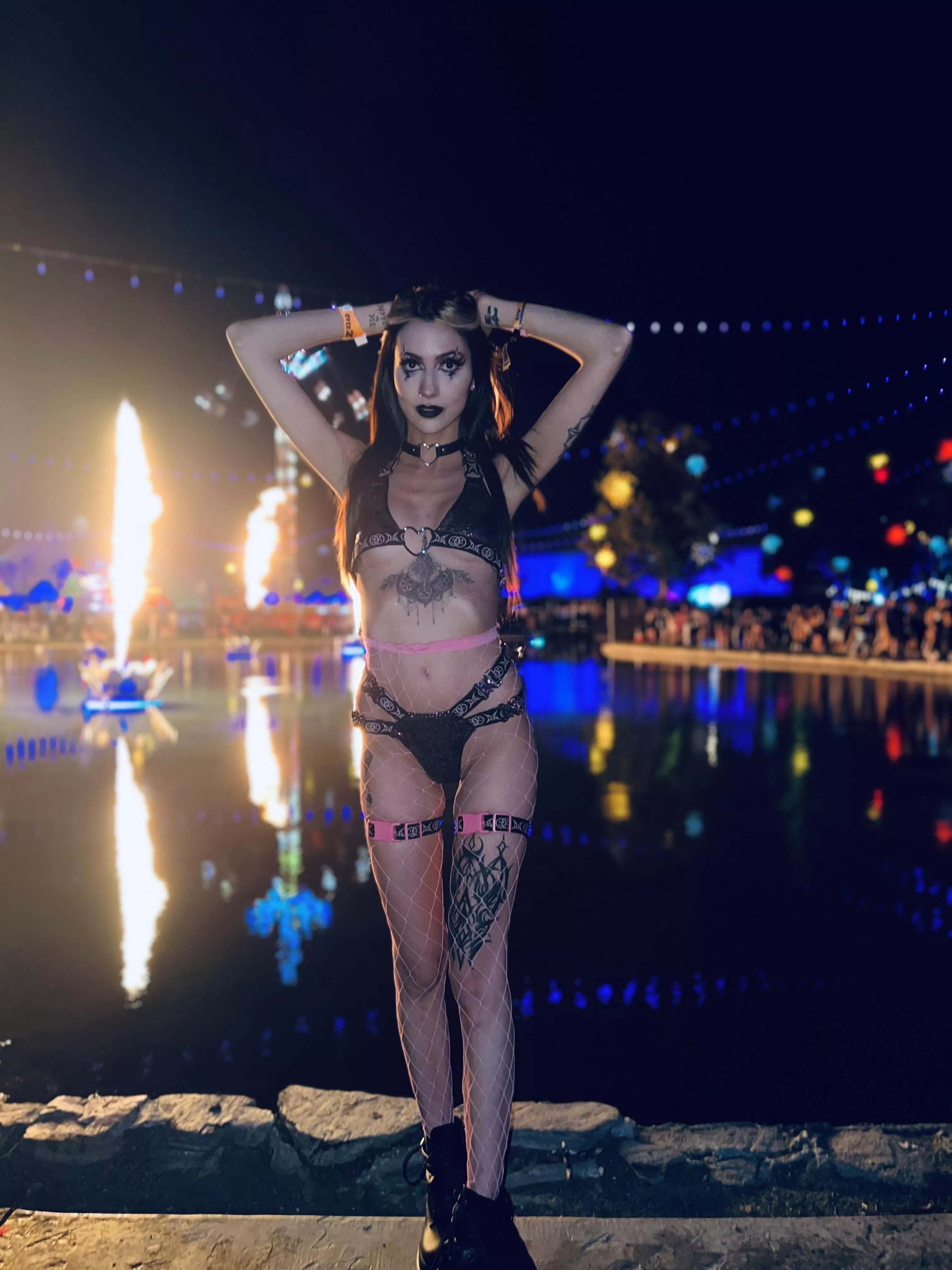 rave babe🖤