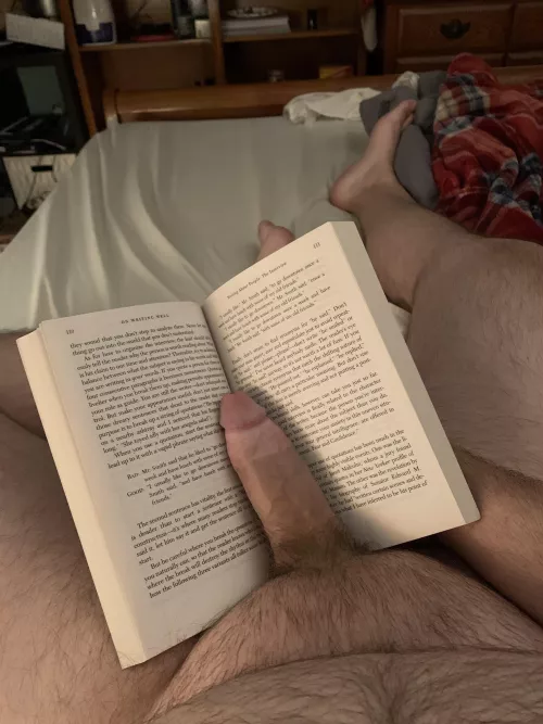 Reading a lil before bed 📖