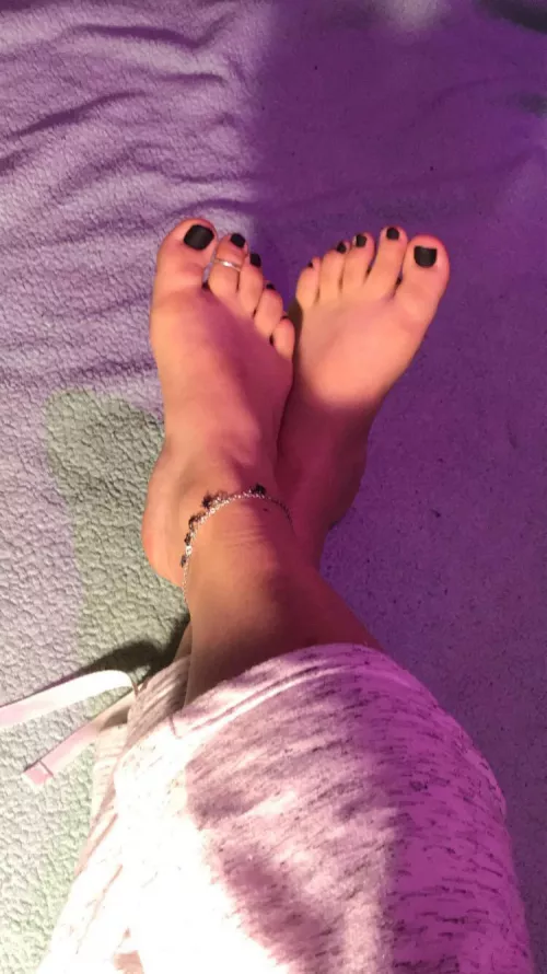 Ready for you to kiss, lick, and suck 🖤