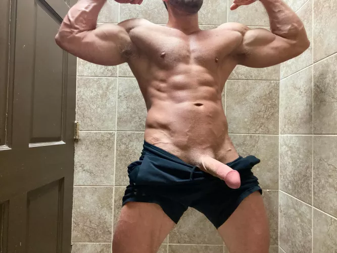 Ready to choke you with these big arms while fucking you doggy 💪😈