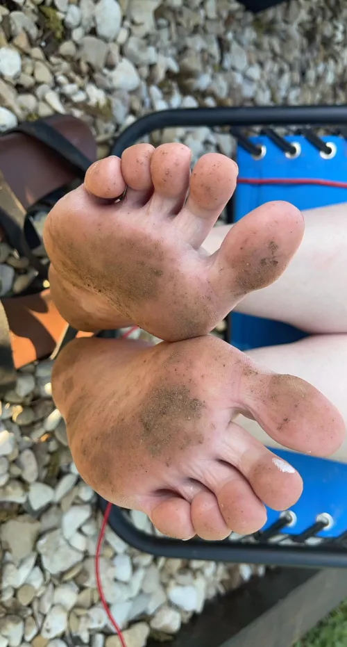 Relaxing outside tonight! Getting my feet nice and dirty for you!😈😍