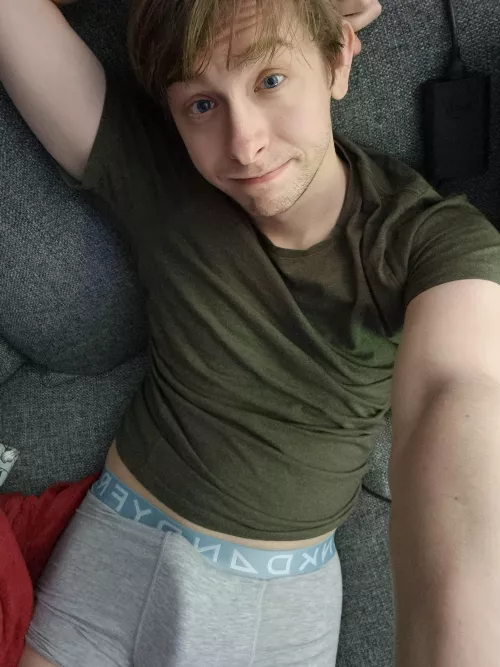 Sadly I don't own a pair of gray sweatpants so I hope this will be good enough 🥺🥰