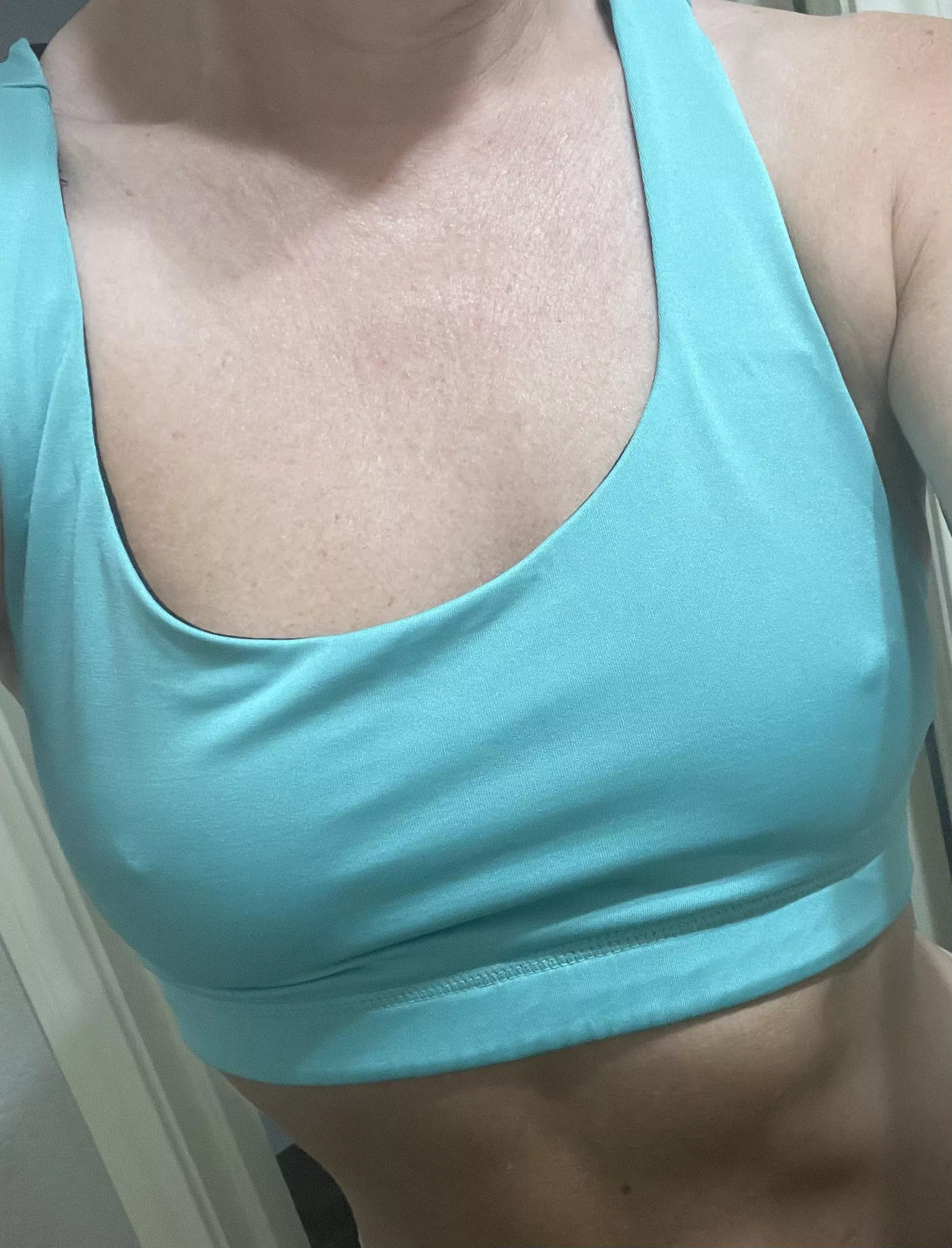 Saggy crop deserves hard nipples