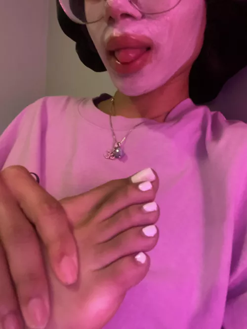 self care && pretty white toes <3