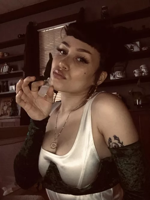 [selling] thirsty ? Come buy a vial from the goddess ✨