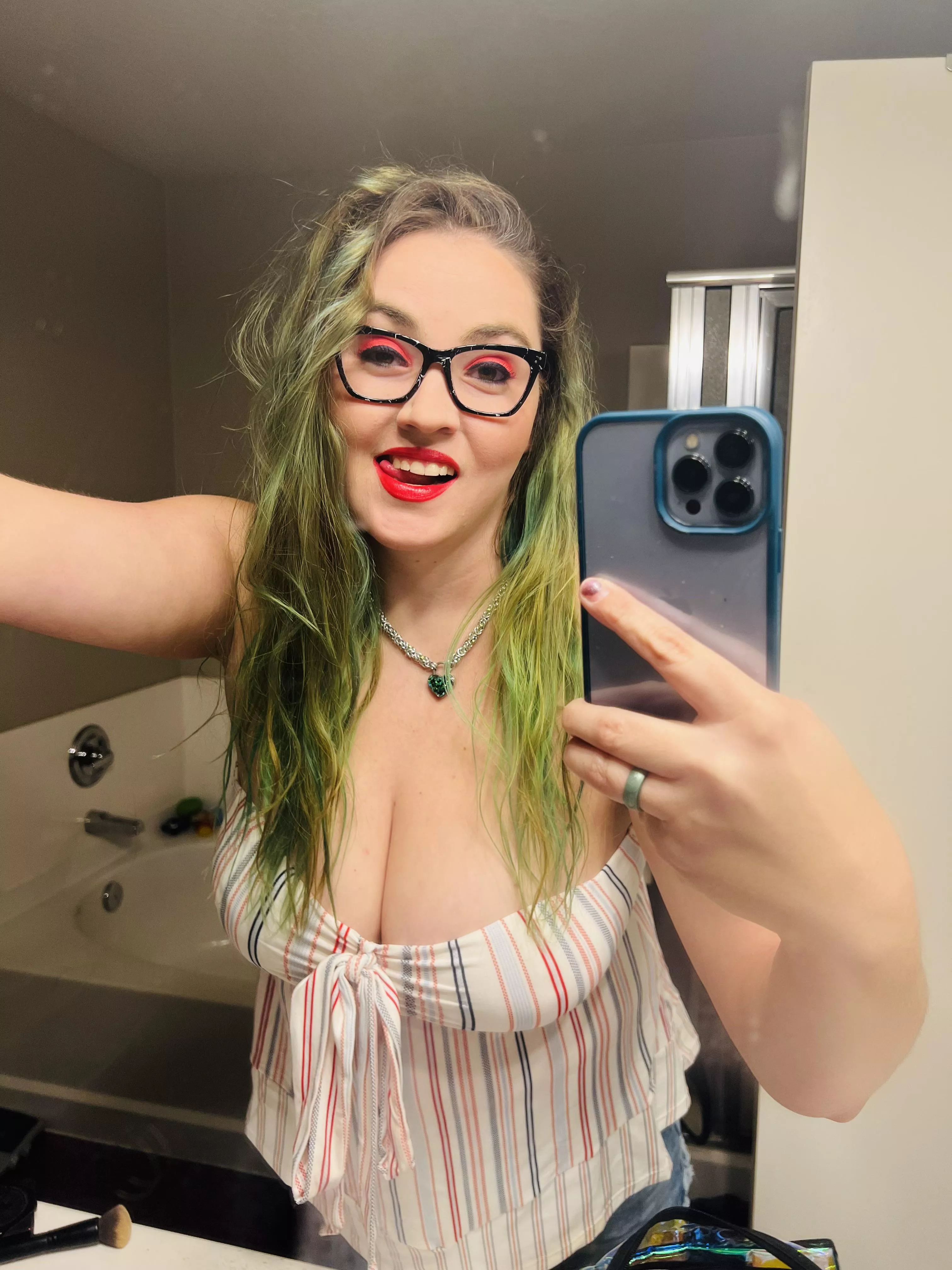[Selling] This Thick Milf Is Ready To Have Fun With You! Customs, 🌶 Snapchat, Panties, & More! Cum Show Me How Much You Love Me!