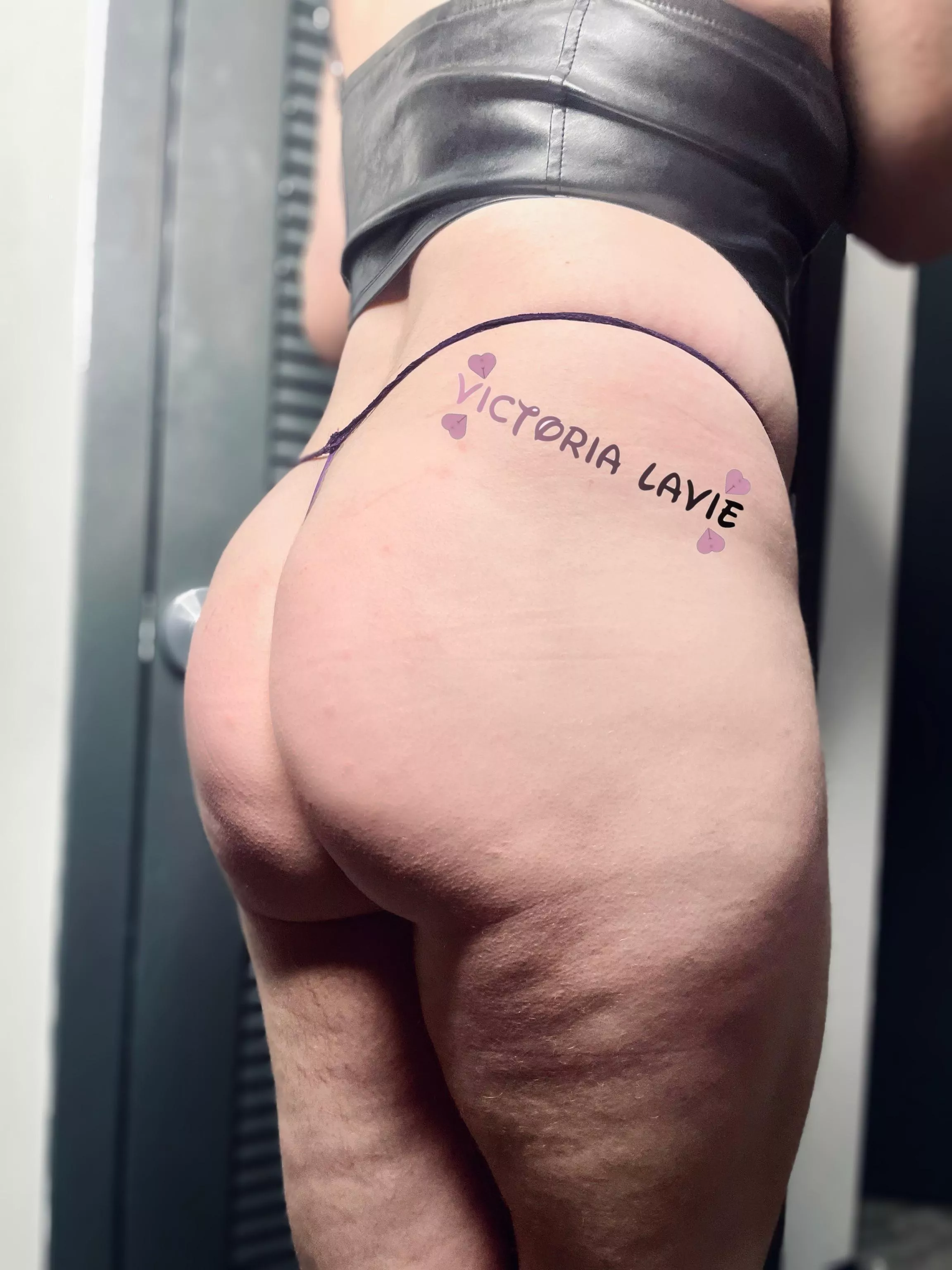 [selling] [USA] 🍓own a pair 👙 scent, of a Big Booty T-Girl, 2 polaroids included📸
