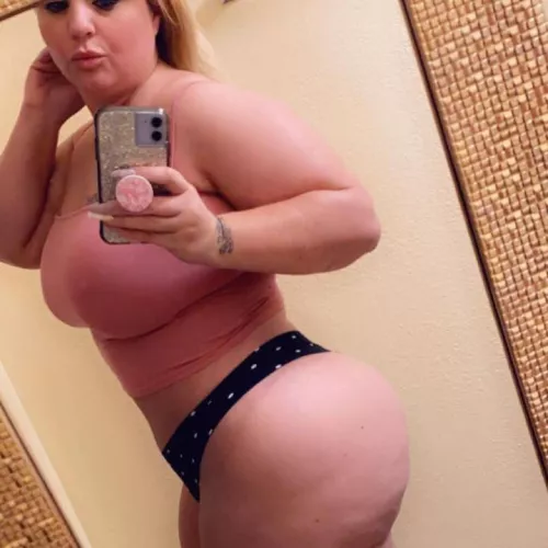 Sending a masturbating video to every guy that upvotes ☺️ (My auto reply is on)[Snapchat add me👻 elina_1159