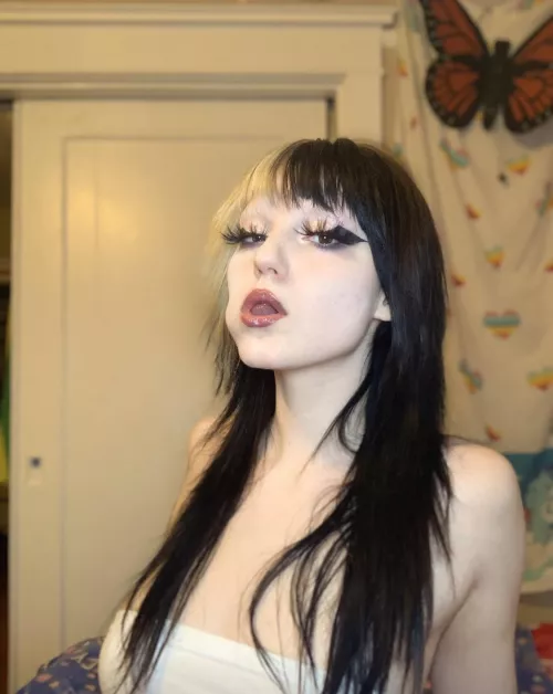 Sexy big wings and lashes 💸