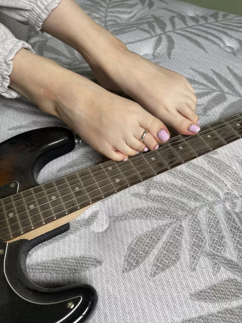 Should I strum some strings with my toes 😘