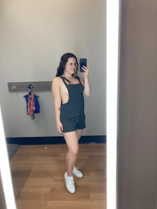 shoutout to changing rooms with backlit mirrors