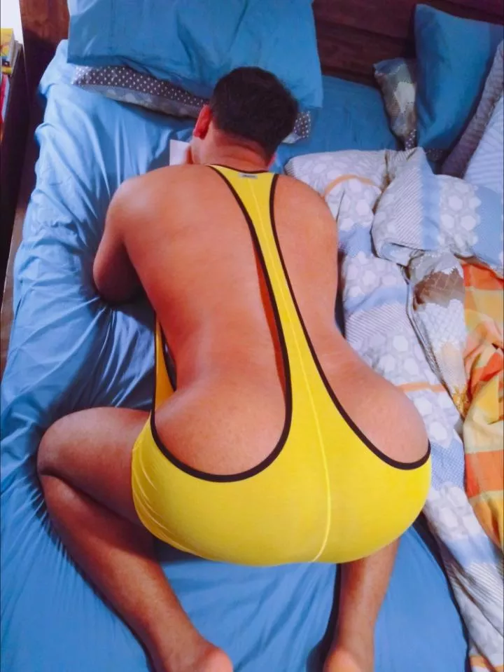 Singlet stretched to its limit! DM me singlet and ass lovers. let's do this. ✨🍑👑✨