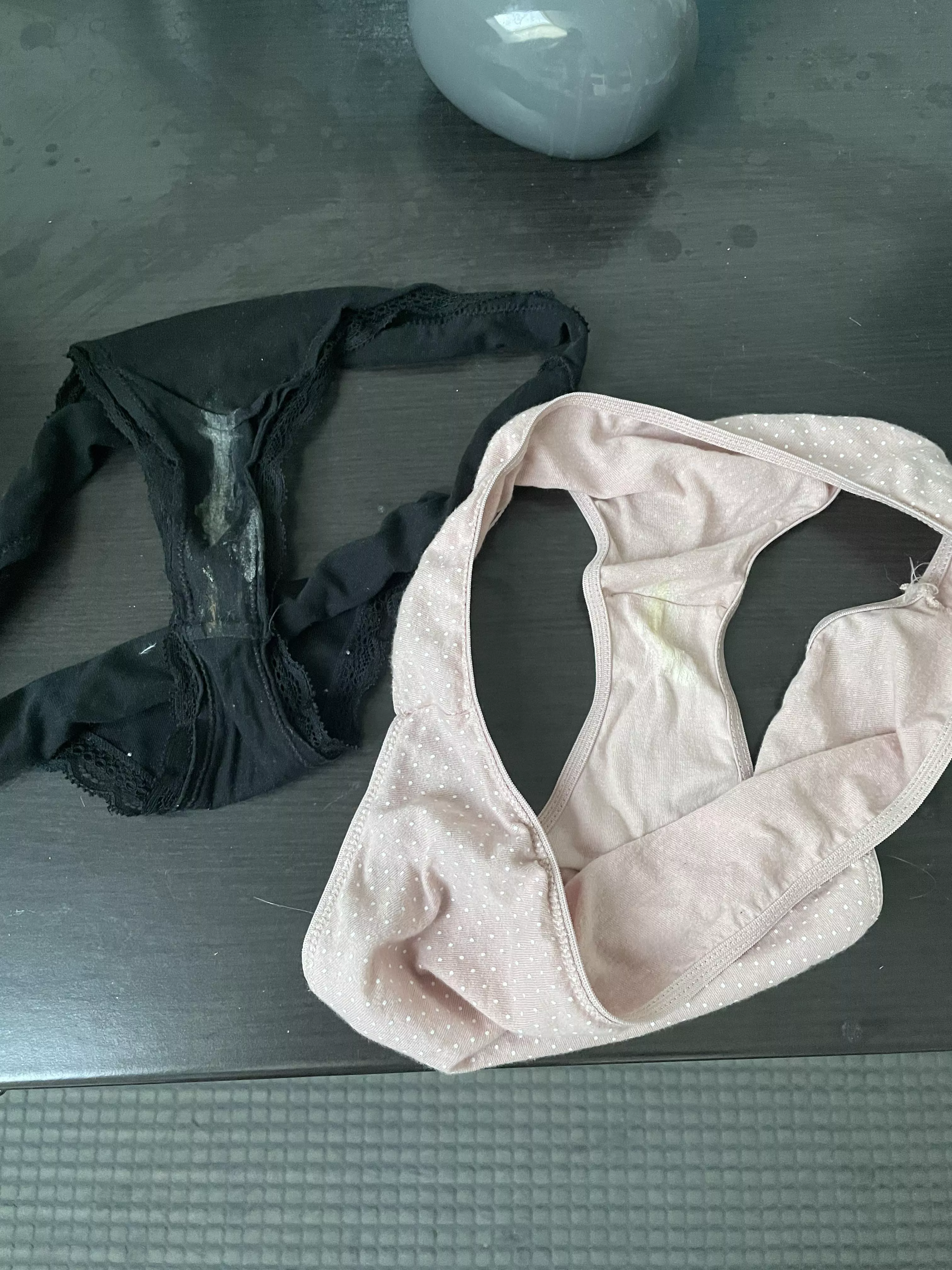 Sis(21) panties, both smell really nice 🤤