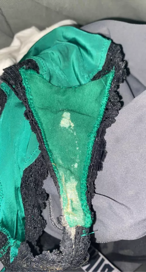 sisters yummy workout panties from today 👅 that puss print is just so sexy and her asshole smells so sweet 😩